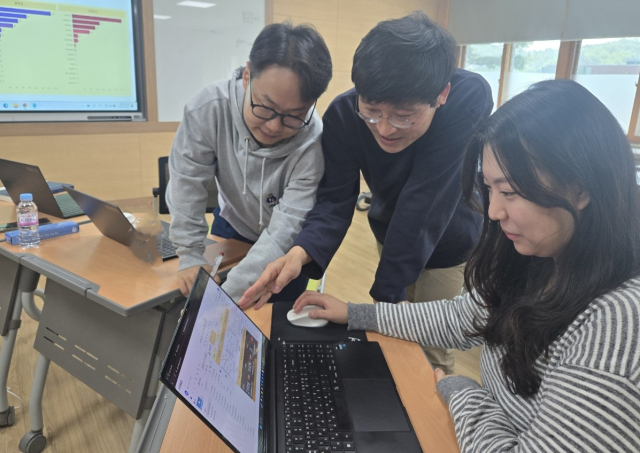 경북교육청 데이터리더 그룹으로 활동하고 있는 직원들이 교육행정 데이터를 