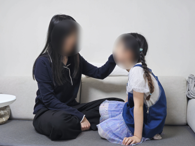 20대 초반에 뜻하지 않은 결혼을 하게 된 이후 심한 가정폭력에 시달리다 이혼한 이다해(32·가명) 씨가 초등학생 아이를 애틋하게 바라보고 있다. 김지효 기자