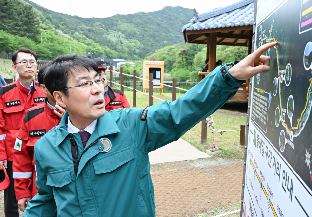 김정기 대구시장 권한대행은 5일 오후 수성구 대덕산 진밭골 대덕지 입구에서 대구시 산불방지대책본부 관계자들과 함께 산불 예방 활동을 벌이고 있다. 대구시 제공.