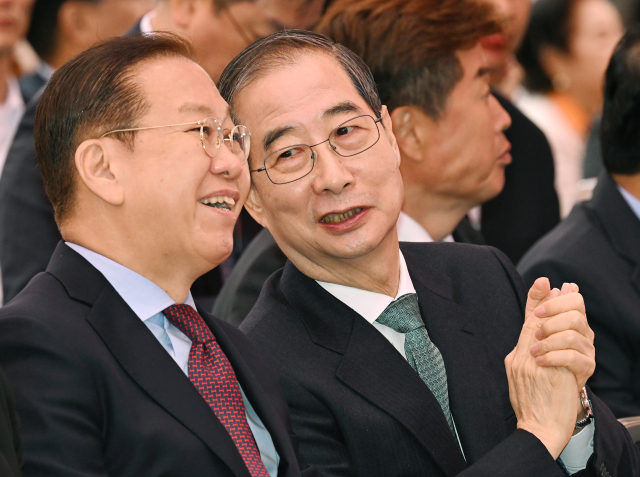 무소속 한덕수 대선 예비 후보가 5일 서울 종로구 조계사에서 열린 불기 2569년 부처님오신날 봉축법요식에 참석해 국민의힘 권영세 비상대책위원장과 대화하고 있다. 연합뉴스