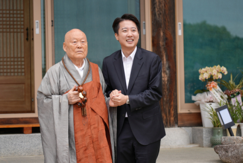 몸값 높아지는 이준석, 대구 동화사 방문…김문수와 단일화는?