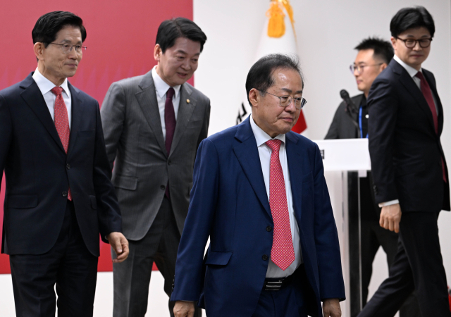 지난달 29일 서울 여의도 국민의힘 당사에서 열린 제21대 대통령 후보자 국민의힘 3차 경선 진출자 발표 행사에서 경선에 탈락 후 정계은퇴 의사를 밝힌 홍준표 후보가 발표장에서 나가고 있다. 연합뉴스