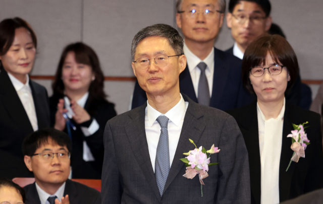 문형배 헌법재판소장 권한대행과 이미선 재판관이 18일 서울 종로구 헌법재판소에서 퇴임식에 참석하기 위해 입장하고 있다. 연합뉴스