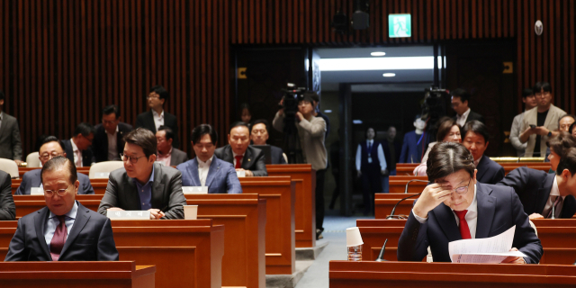 국민의힘 권성동 원내대표가 5일 서울 여의도 국회에서 열린 의원총회에 참석해 자료를 살펴보고 있다. 연합뉴스