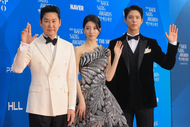 방송인 신동엽, 배우 수지, 박보검이 5일 서울 강남구 삼성동 코엑스에서 열린 61회 백상예술대상 레드카펫에서 포즈를 취하고 있다. 연합뉴스