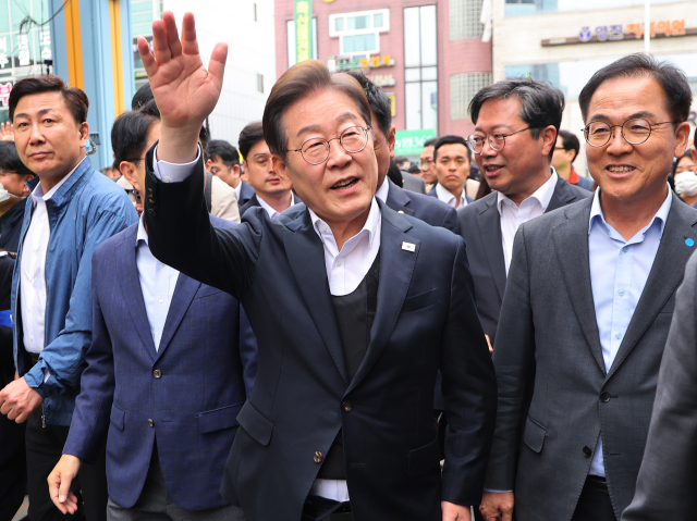 더불어민주당 이재명 대선 후보가 5일 경기도 양평군 양평물맑은시장에서 열린 