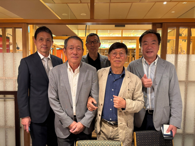한일수교 60주년을 맞은 재일한국인들은 몸은 일본에 있어도 마음은 여전히 한국 발전을 기원하는 한국인이라고 말한다. 왼쪽부터 오사카경북도민회 정영진 감사, 정홍 회장, 신명근 부회장, 이경우 대구경북언론인회 회장, 김성정 부회장.