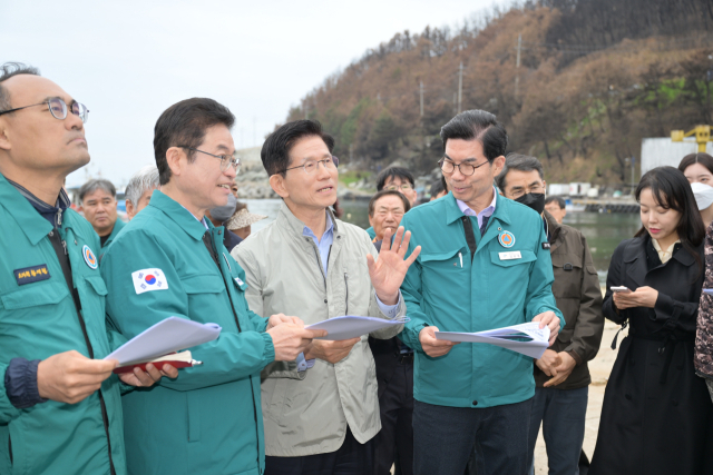 김문수 후보가 이철우 도지사와 김광열 영덕군수의 산불 피해현황 설명을 듣고 있다. 박승혁 기자