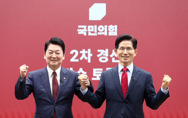 23일 서울 여의도 국민의힘 중앙당사에서 열린 2차 경선 토론회 미디어데이에서 국민의힘 안철수, 김문수 대선 경선 후보가 맞수 토론 대상으로 지명을 한 후 기념 촬영하고 있다. 연합뉴스