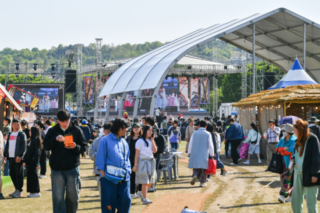 선비문화 축제장이 관광객들로 북적이고 있다. 영주시 제공