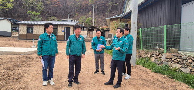 김학홍 경북도 행정부지사는 5일 청송과 영양을 찾아, 산불피해 이재민 임시주거시설 설치 현장을 점검했다. 경북도 제공.