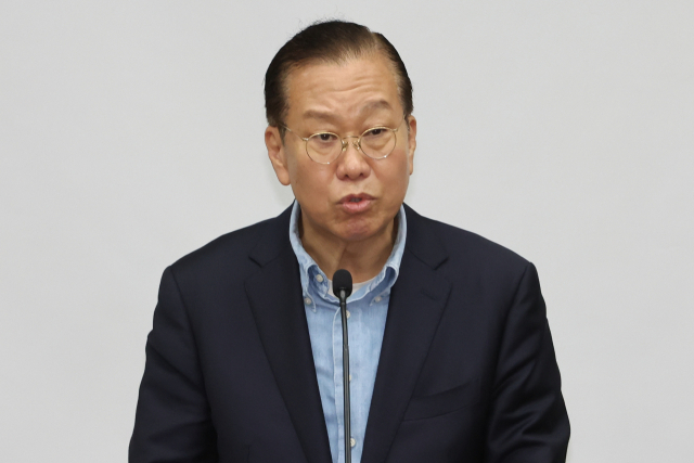 국민의힘 권영세 비상대책위원장이 6일 서울 여의도 국회에서 열린 의원총회에서 후보 단일화를 촉구하고 있다. 연합뉴스