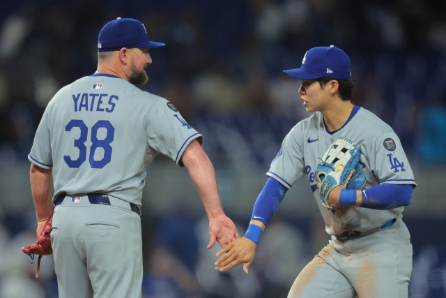 5일(현지시각) MLB 마이애미 말린스와의 경기에서 깔끔한 수비를 펼친 LA 다저스 김혜성(오른쪽)이 구원 투수로 나선 동료 커비 예이츠와 하이파이브를 하고 있다. 연합뉴스