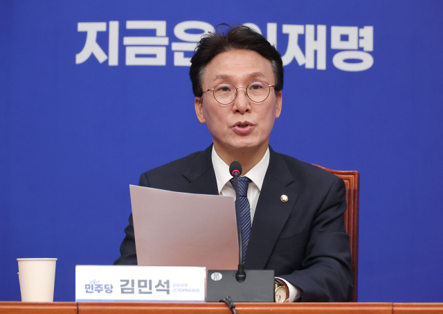 더불어민주당 김민석 상임공동선거대책위원장이 4일 국회에서 열린 기자간담회에서 발언하고 있다. 연합뉴스
