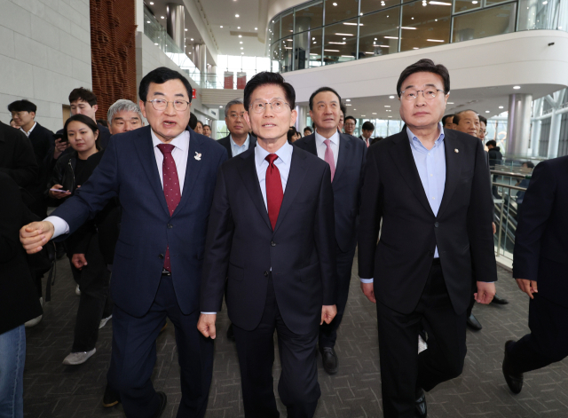 국민의힘 김문수 대선 후보가 6일 아시아태평양경제협력체(APEC) 회의장인 경북 경주시 경주화백컨벤션센터를 찾아 초선·재선 대표인 김대식 의원(오른쪽)과 주낙영 경주시장(왼쪽)과 이동하고 있다. 연합뉴스