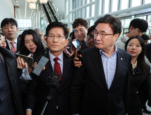국민의힘 김문수 대선 후보가 6일 아시아태평양경제협력체(APEC) 회의장인 경북 경주시 경주화백컨벤션센터에서 후보 일정을 중단하고 서울로 올라가 현안 문제에 대한 대책을 마련하겠다고 밝힌 뒤 회의장을 떠나고 있다. 오른쪽은 초선·재선 대표인 김대식 의원. 연합뉴스