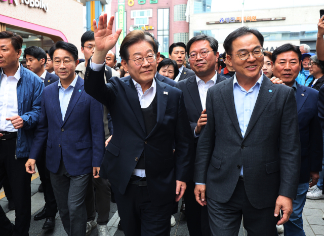 더불어민주당 이재명 대선 후보가 5일 경기도 양평군 양평물맑은시장에서 열린 