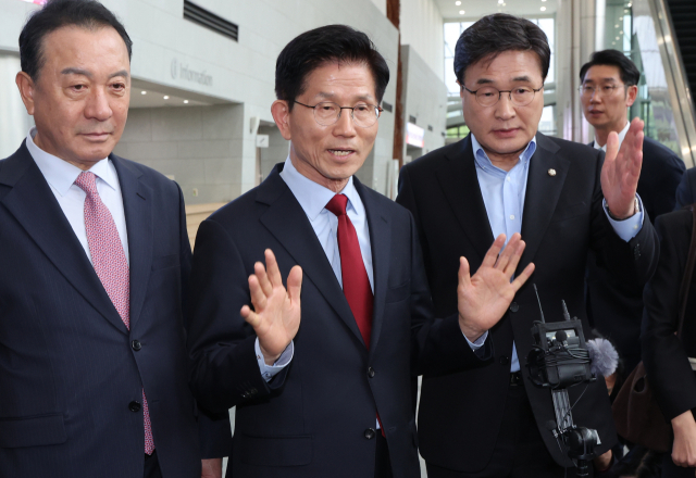 국민의힘 김문수 대선 후보가 6일 아시아태평양경제협력체(APEC) 회의장인 경북 경주시 경주화백컨벤션센터에서 무소속 한덕수 대선 예비후보와의 단일화 압박에 반발하며 후보 일정 중단을 선언하고 있다. 김 후보 양 옆으로는 엄태영·김대식 의원. 연합뉴스
