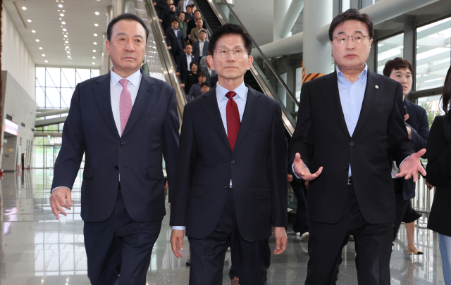 국민의힘 김문수 대선 후보가 6일 아시아태평양경제협력체(APEC) 회의장인 경북 경주시 경주화백컨벤션센터에서 초선·재선 대표인 김대식, 엄태영 의원과 대화를 나누고 있다. 연합뉴스
