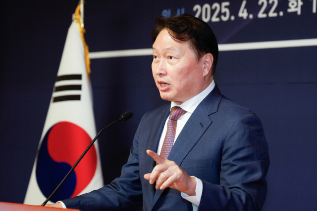 최태원 대한상의 회장이 22일 서울 여의도 국회 사랑재에서 열린 국회 싱크탱크 미래산업포럼 발족식에서 