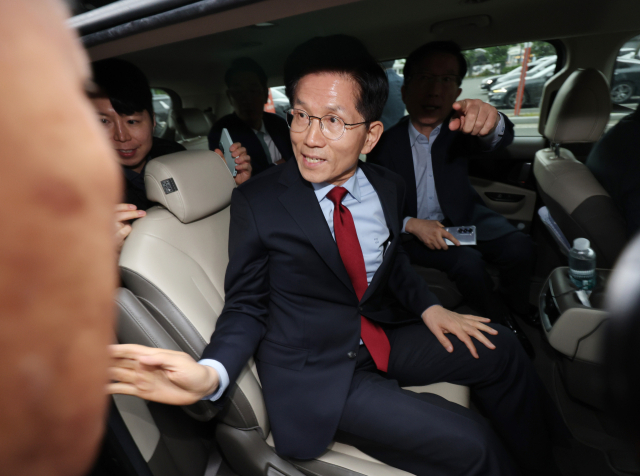 국민의힘 김문수 대선 후보가 6일 아시아태평양경제협력체(APEC) 회의장인 경북 경주시 경주화백컨벤션센터에서 후보 일정을 중단하고 서울로 올라가 현안 문제에 대한 대책을 마련하겠다고 밝힌 뒤 차량에 탑승하고 있다. 연합뉴스