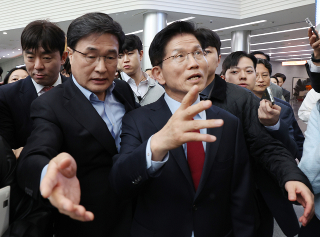 국민의힘 김문수 대선 후보가 6일 아시아태평양경제협력체(APEC) 회의장인 경북 경주시 경주화백컨벤션센터에서 국민의힘 재선 의원 모임 간사인 엄태영 의원과 초선 의원 모임 간사인 김대식 의원의 방문을 받고 일정 중단을 선언한 뒤 이동하고 있다. 연합뉴스