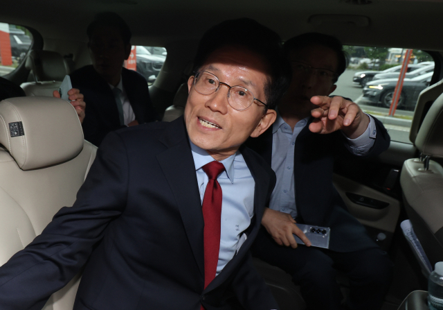 국민의힘 김문수 대선 후보가 6일 아시아태평양경제협력체(APEC) 회의장인 경북 경주시 경주화백컨벤션센터에서 국민의힘 재선 의원 모임 간사인 엄태영 의원과 초선 의원 모임 간사인 김대식 의원의 방문을 받고 일정 중단을 선언한 뒤 이동하고 있다. 연합뉴스