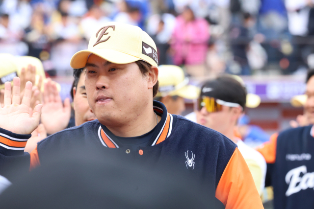 6일 대전 한화생명볼파크에서 열린 프로야구 2025 신한 SOL 뱅크 KBO리그 삼성 라이온즈와 한화 이글스의 경기. 한화가 삼성을 상대로 3:1로 8연승을 확정 지은 뒤 승리투수인 류현진이 기뻐하고 있다. 연합뉴스