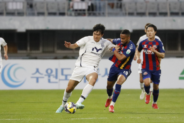 정재상(왼쪽)이 상대 수비수들과 몸싸움을 벌이고 있다. 대구FC 제공