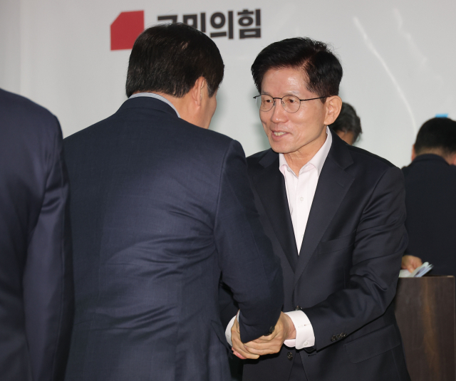 국민의힘 김문수 제21대 대통령 선거 경선 후보가 30일 서울 여의도 대하빌딩 후보 캠프 사무실에 지지 선언을 위해 찾은 홍준표 전 대구시장 경선 캠프 소속 의원들을 맞이하고 있다. 연합뉴스