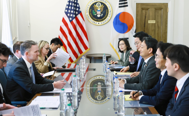 안덕근 산업통상자원부 장관이 24일(현지시간) 미국 워싱턴DC 무역대표부(USTR) 회의실에서 제이미슨 그리어 미국 무역대표부 대표와 면담하고 있다. 연합뉴스