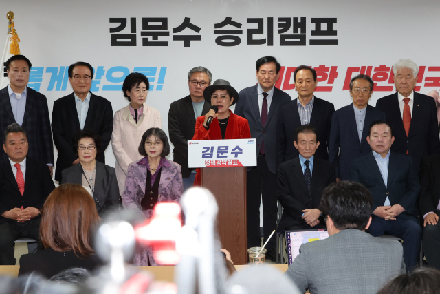 국민의힘 김문수 대선 후보를 지지하는 송영선 전 의원 등 전직 국회의원들이 7일 서울 여의도 후보 캠프에서 원칙에 따른 공정한 단일화 과정을 요구하고 있다. 연합뉴스