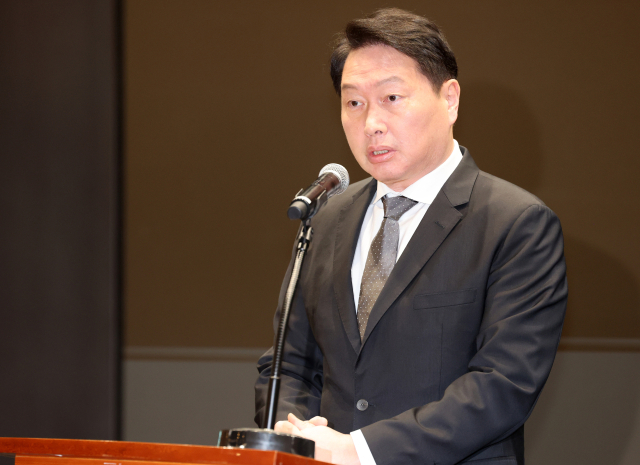 최태원 SK그룹 회장이 7일 서울 중구 SKT타워에서 열린 유심 정보 유출 관련 일일 브리핑에 참석, SK텔레콤에서 일어난 해킹 피해에 대해 대국민 사과를 하고 있다. 연합뉴스