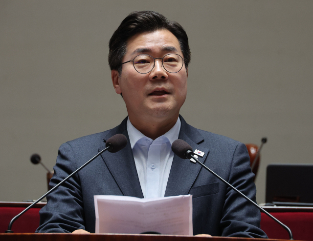 더불어민주당 박찬대 원내대표가 4일 국회에서 열린 긴급 의원총회에서 발언하고 있다. 연합뉴스