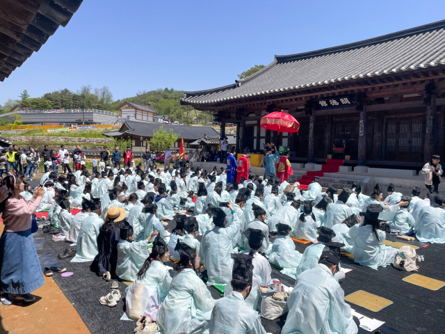 어린이선비축제장에서 열린오늘의 장원은 나야! 나!_ 어린이 문과 장원급제 진행 모습. 영주시 제공