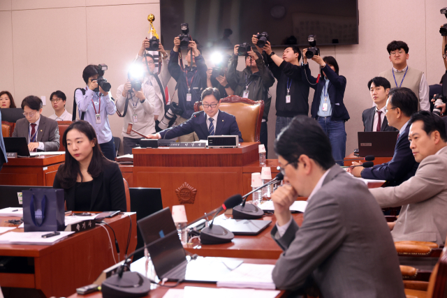 7일 서울 여의도 국회에서 열린 법제사법위원회 법안심사제1소위원회에서 더불어민주당 소속 박범계 소위원장이 의사봉을 두드리고 있다. 연합뉴스