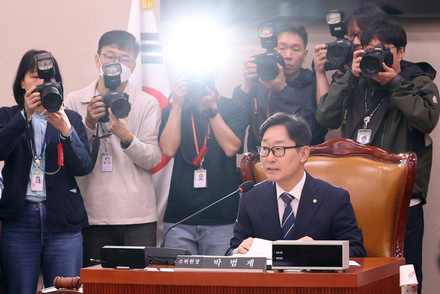 7일 서울 여의도 국회에서 열린 법제사법위원회 법안심사제1소위원회에서 더불어민주당 소속 박범계 소위원장이 발언하고 있다. 연합뉴스
