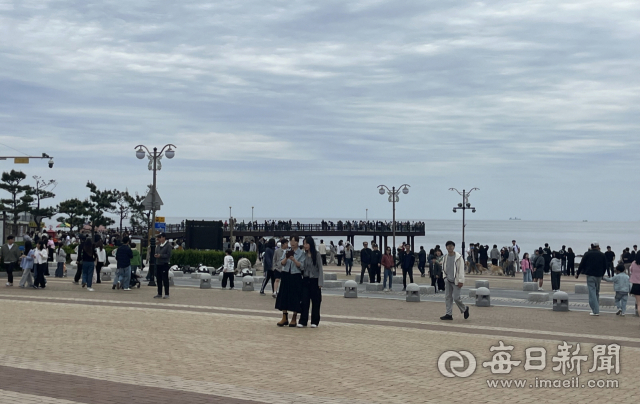 지난 황금연휴 기간 포항시 남구 호미곶광장에서 많은 관광객들이 여유를 만끽하고 있다. 포항시 제공