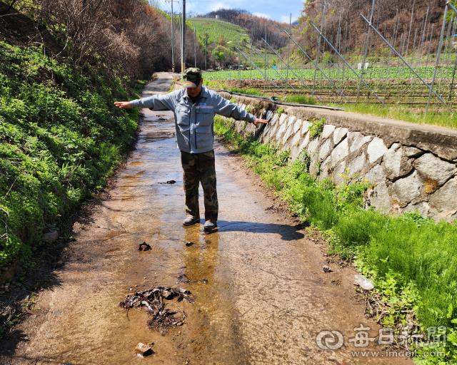 7일 오전 10시 경북 청송군 진보면 어무골 입구 폭이 성인 남성이 양팔을 벌리면 닿을 정도로 좁았다. 차량이 겨우 한 대 지나갈 정도였다. 게다가 며칠 전 내린 비 탓에 미끄러웠다. 전종훈 기자