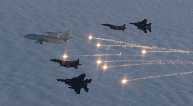 공군 항공통제기(E-737)와 F-15K 전투기 편대가 2024년 1월1일 오전 울진 상공에서 영공 방위 임무를 수행하고 있다.
