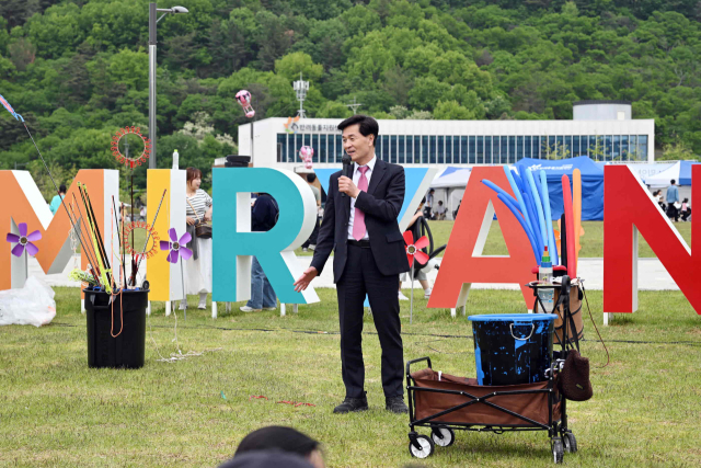 안병구 밀양시장이 지난 5일 선샤인 밀양 테마파크에서 열린 어린이날 이벤트 