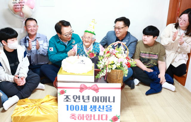 울진군은 어버이 날 을 앞두고 100세를 맞은 어르신을 축하했다. 울진군 제공