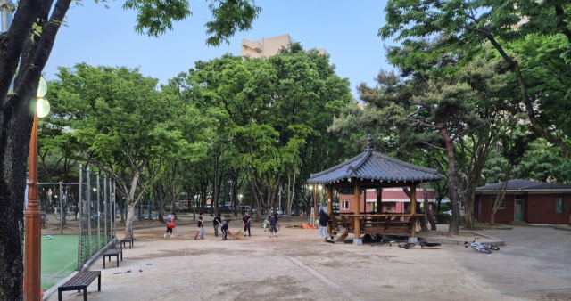 지역 학생들의 대가를 바라지 않는 따뜻한 행동이 지역 사회에 따뜻한 감동을 주고 있다. 매호중 학생들이 자발적으로 매호공원 모래 살포 작업을 돕고 있는 모습. 대구시교육청 제공