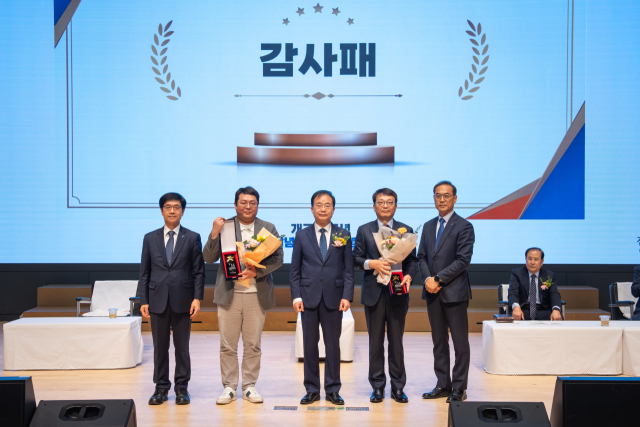 다이텍(DYETEC)연구원이 최근 산·학·연 협력을 통한 지역상생과 대학 발전에 기여한 공로를 인정받아 전주대로부터 감사패를 받았다. 다이텍연구원 제공