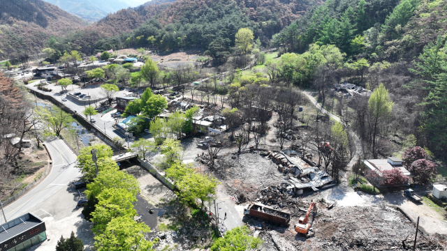 지난 3월 25일 발생한 초대형 산불로 청송지역 곳곳의 주택과 상가 등이 불에 탔다. 현재 이 주택 등의 철거와 복구에 청송군 등이 구슬땀을 흘리고 있다. 청송군 제공