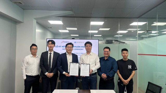 지난달 30일 스피어AX와 베트남 공안부 산하 국영기업 GTEL Robot 관계자들이 업무협약 체결 후 기념촬영을 하고 있다. 스피어AX제공