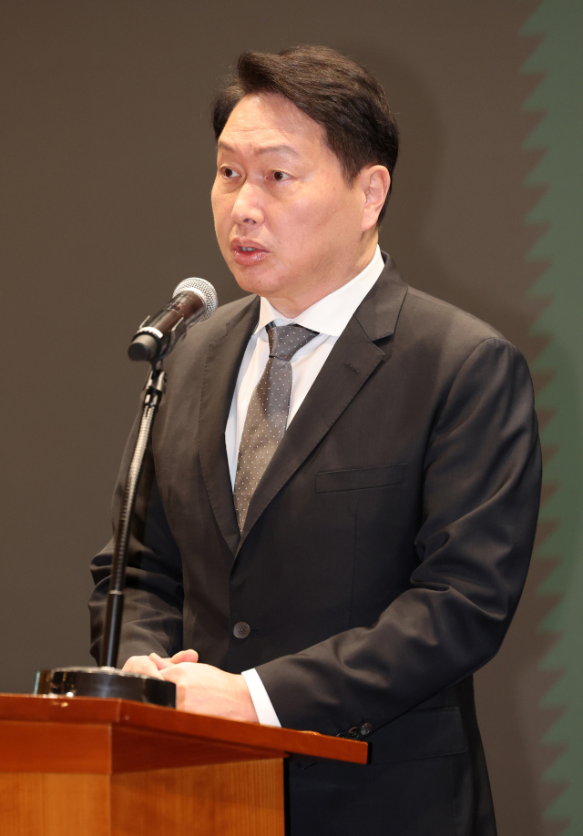 최태원 SK그룹 회장이 7일 서울 중구 SKT타워에서 열린 유심 정보 유출 관련 일일 브리핑에 참석, SK텔레콤에서 일어난 해킹 피해에 대해 대국민 사과를 하고 있다. 연합뉴스