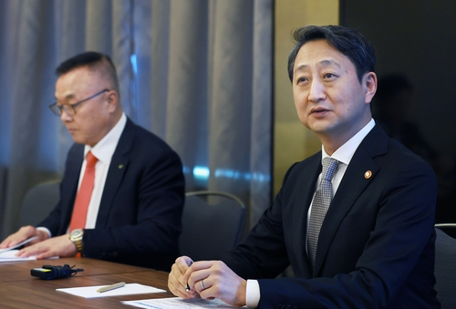 안덕근 산업통상자원부 장관이 6일(현지시간) 체코 프라하 도착 직후 열린 기자 간담회에서 발언하고 있다. 왼쪽은 황주호 한수원 사장. 연합뉴스