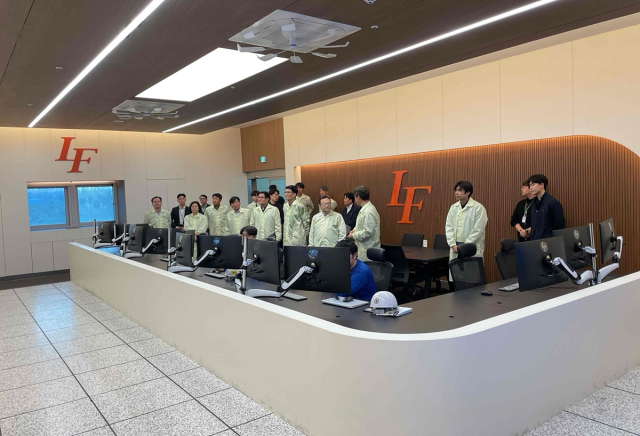 홍성주 대구시 경제부시장이 이차전지 대표기업인 ㈜엘앤에프의 구지 공장에서는 제조 현장의 ABB 신기술 적용 사례를 직접 체험했다. 대구시 제공