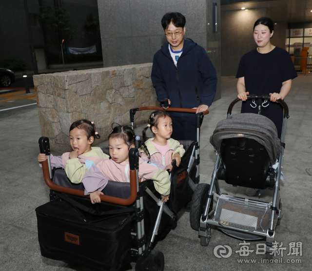 남수진·서다영 부부가 세 쌍둥이(첫째 선우, 둘째 선유, 셋째 선율)와 넷째 선빈을 데리고 외출하고 있다. 정운철 기자 woon@imaeil.com